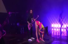 Katy Perrys bass player has the dicipline of a jedi