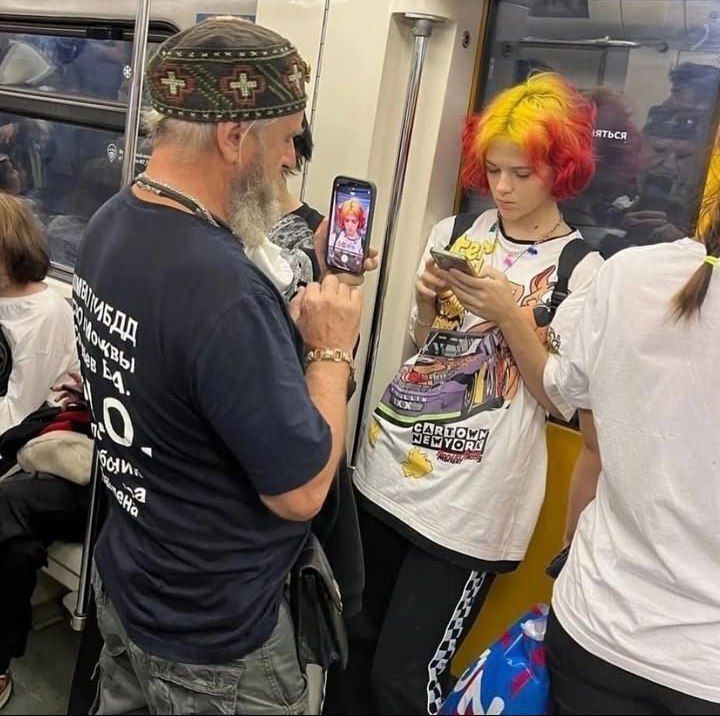 Memewerfer and Comfy take the train (they don't know each other)