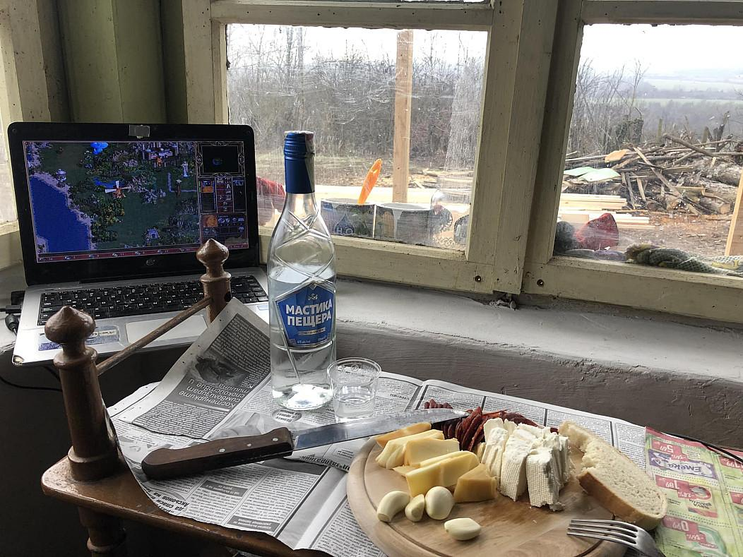 The battle station of the average Slavic HL user