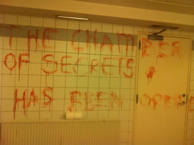 Meanwhile in girls bathroom