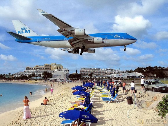 this is how airplanes land at St. Maarten airport