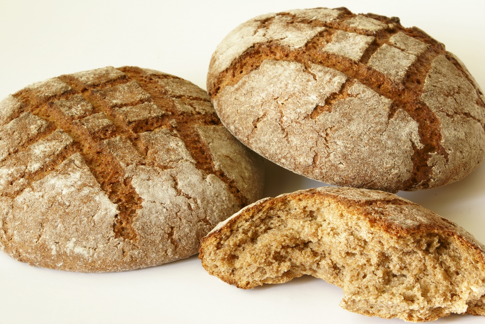 Почему бездрожжевой хлеб. Ржаной белорусский закисной хлеб. Хлеб белорусский бездрожжевой. Губденский хлеб. Хлеб ржаной бездрожжевой.