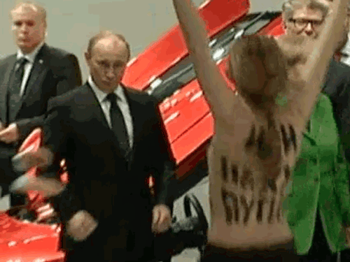 Putin gives 2 thumbs up
