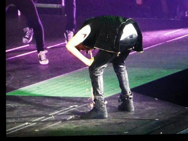 Justin Beaver throwing up on stage, priceless.