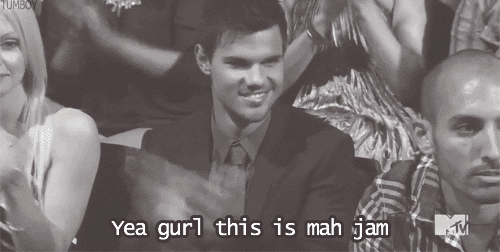 Taylor lautner listening to taylor swift