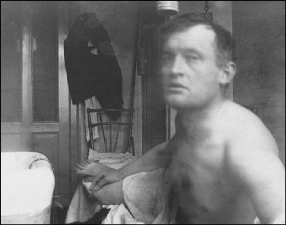 Just Edvard Munch taking a selfie i 1908