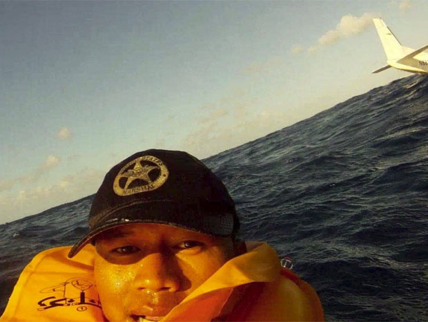 This man took a selfie right after a plane crash, how's your selfie game?