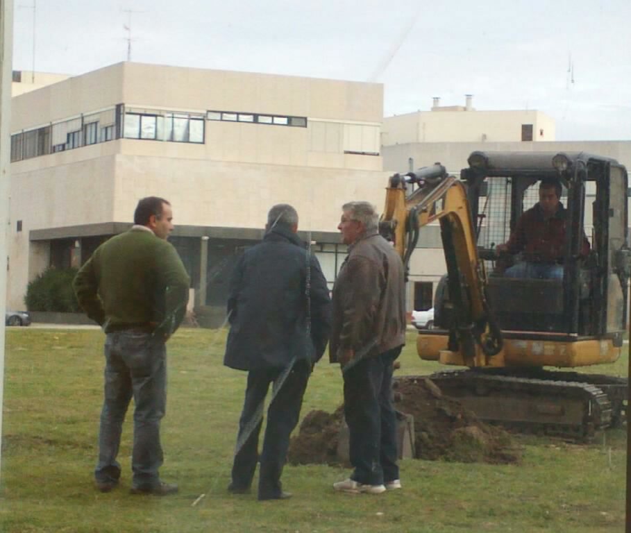 Typical portuguese work strategy: 1 guy works while 3 provide insight on what he is doing wrong