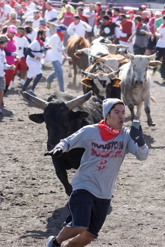 Selfie: chased by 7 horny men