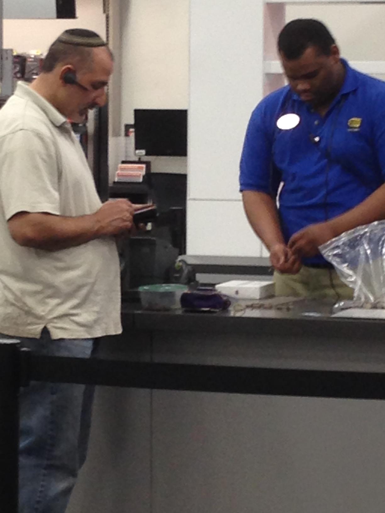 This guy paid for his iPad Mini entirely in quarters. The cashier was counting there for 15 minutes
