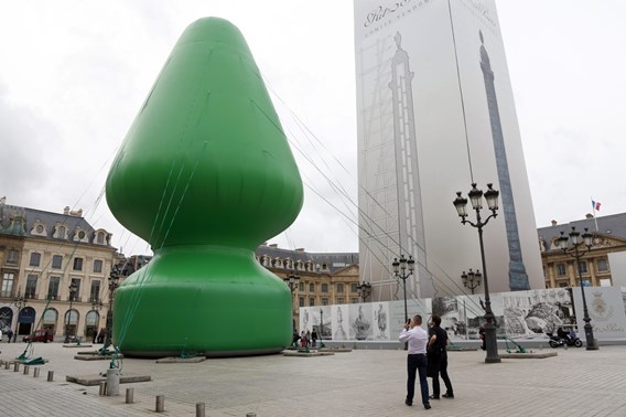 Art in Paris.. it's a christmas tree...