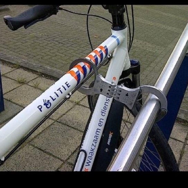 A Dutch agent has no bike lock..