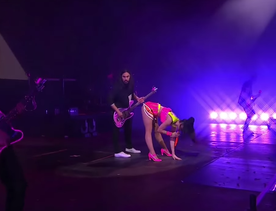Katy Perrys bass player has the dicipline of a jedi