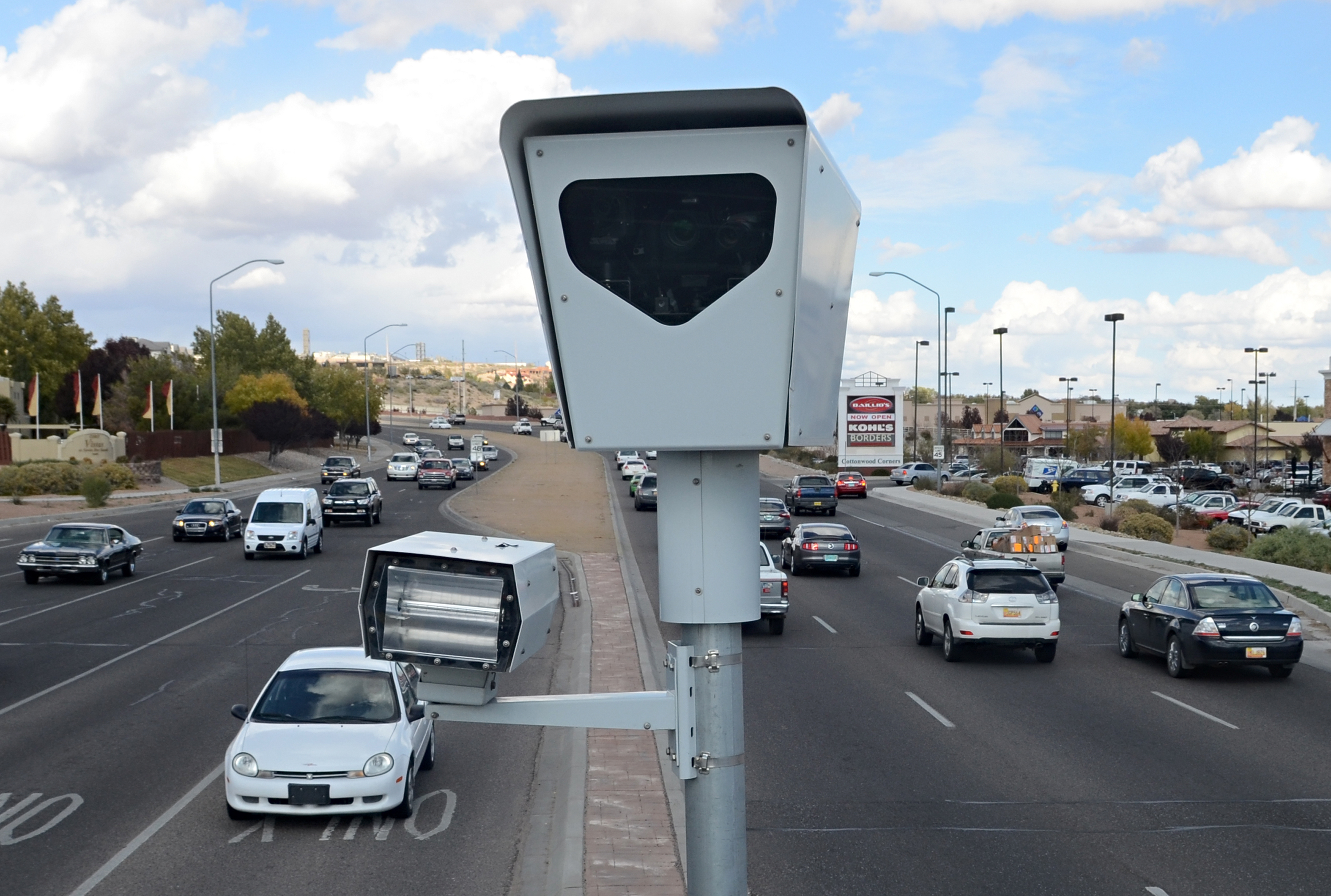 Радар скорости автомобиля. Дорожные камеры видеонаблюдения. Камеры видеонаблюдения на дорогах. Камеры видеофиксации. Камеры фотовидеофиксации.