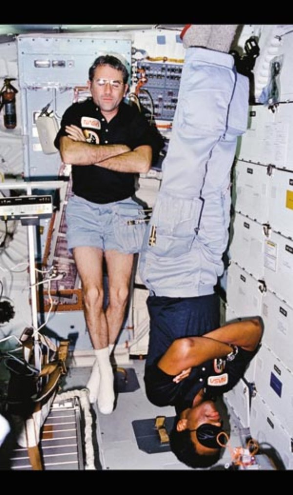 Sleeping in microgravity environment