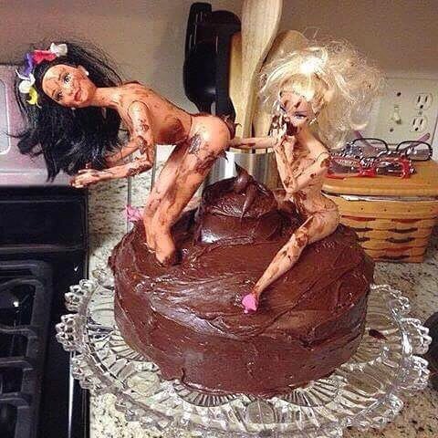 2 Barbies 1 Cake