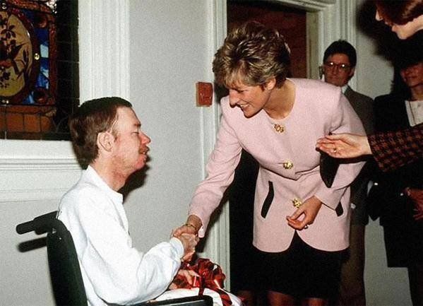 Princess Diana shakes hands with an AIDS patient without gloves, a profound gesture at the time, 1991.
