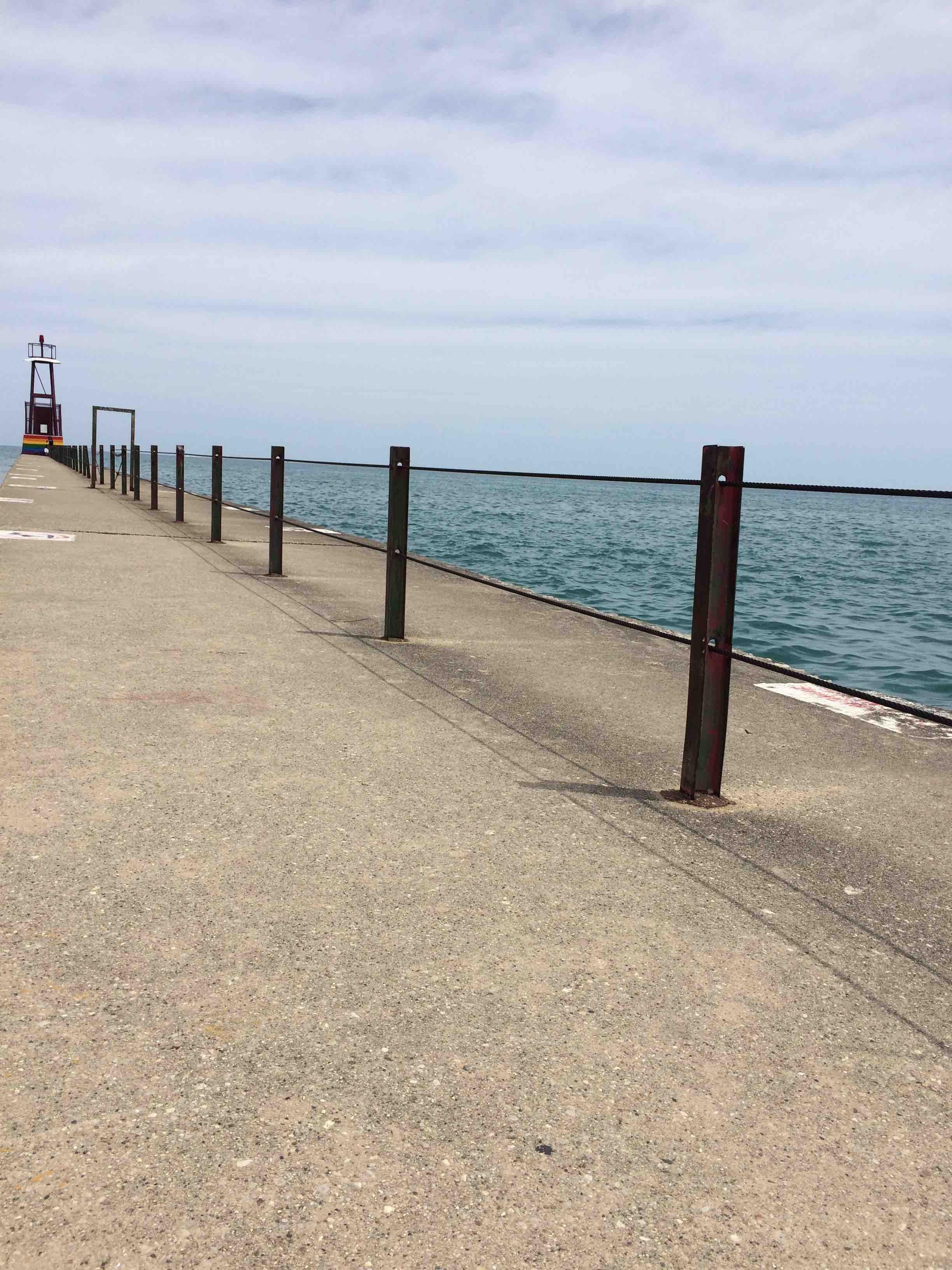 From where I was sitting on the pier, the water fits almost perfectly between the fence cords.