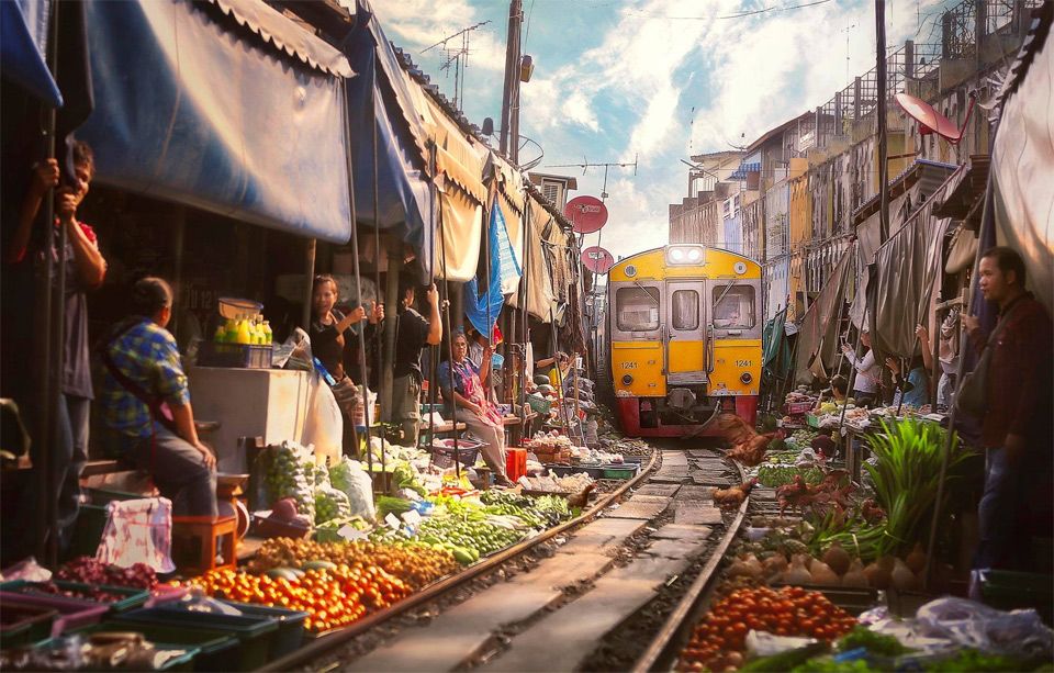 A Train Goes Through Market, Bangkok