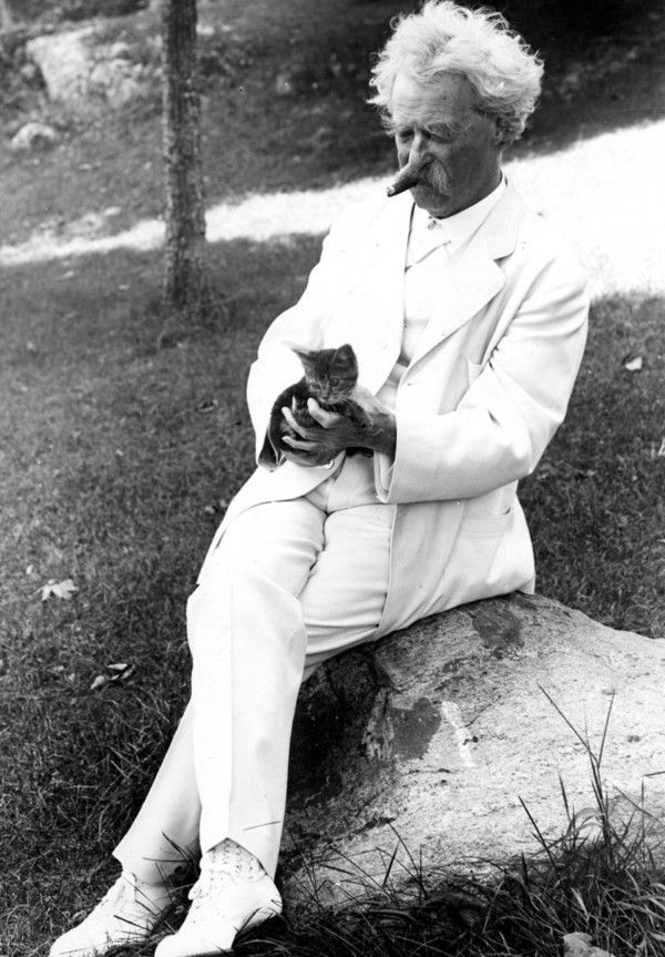 Mark Twain and kitten in NYC in 1907