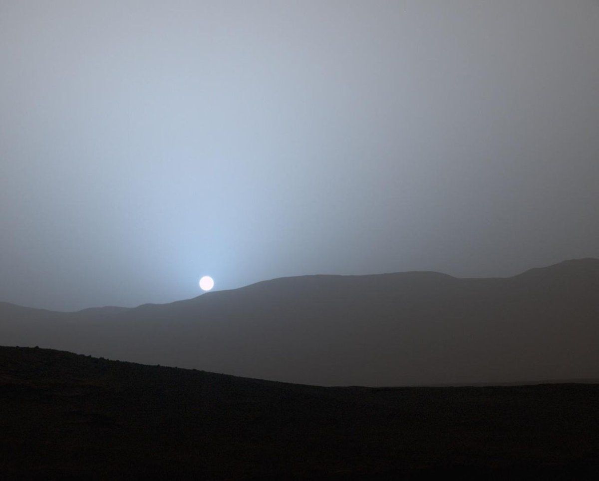 Curiosity Rover Sees Stunning Blue-Tinted Sunset on Mars