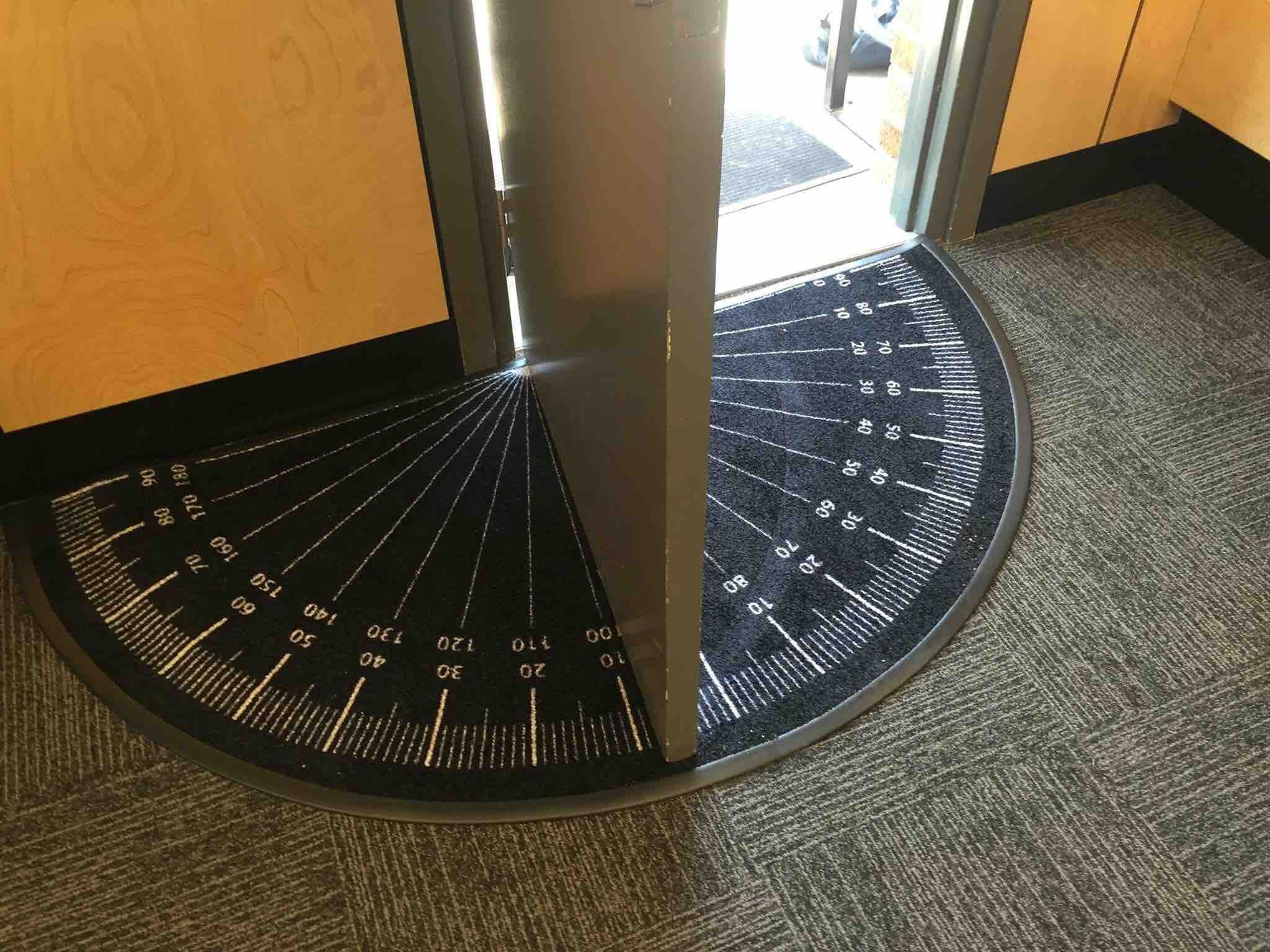 this doormat measures the angle of the open door