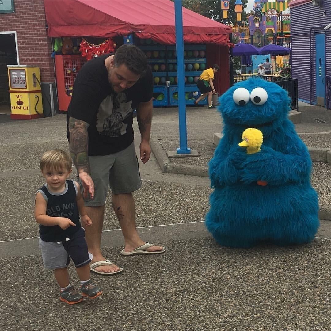 my cousin gave cookie monster his big bird and just walked away... #dropthemic