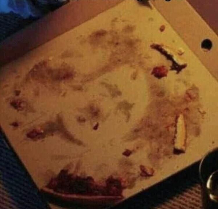 I saw something strange when I finished my pizza...
