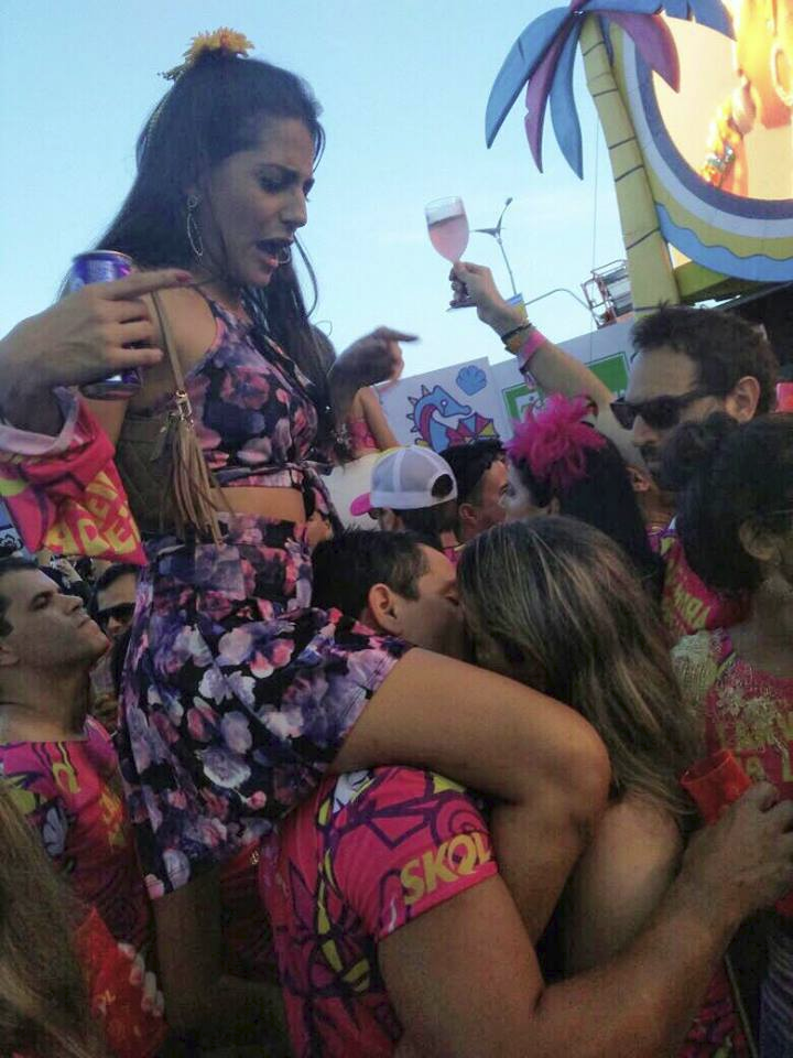 Cheers to this mate who drank so much that he forgot his gf was in his shoulders during brazilian carnival.