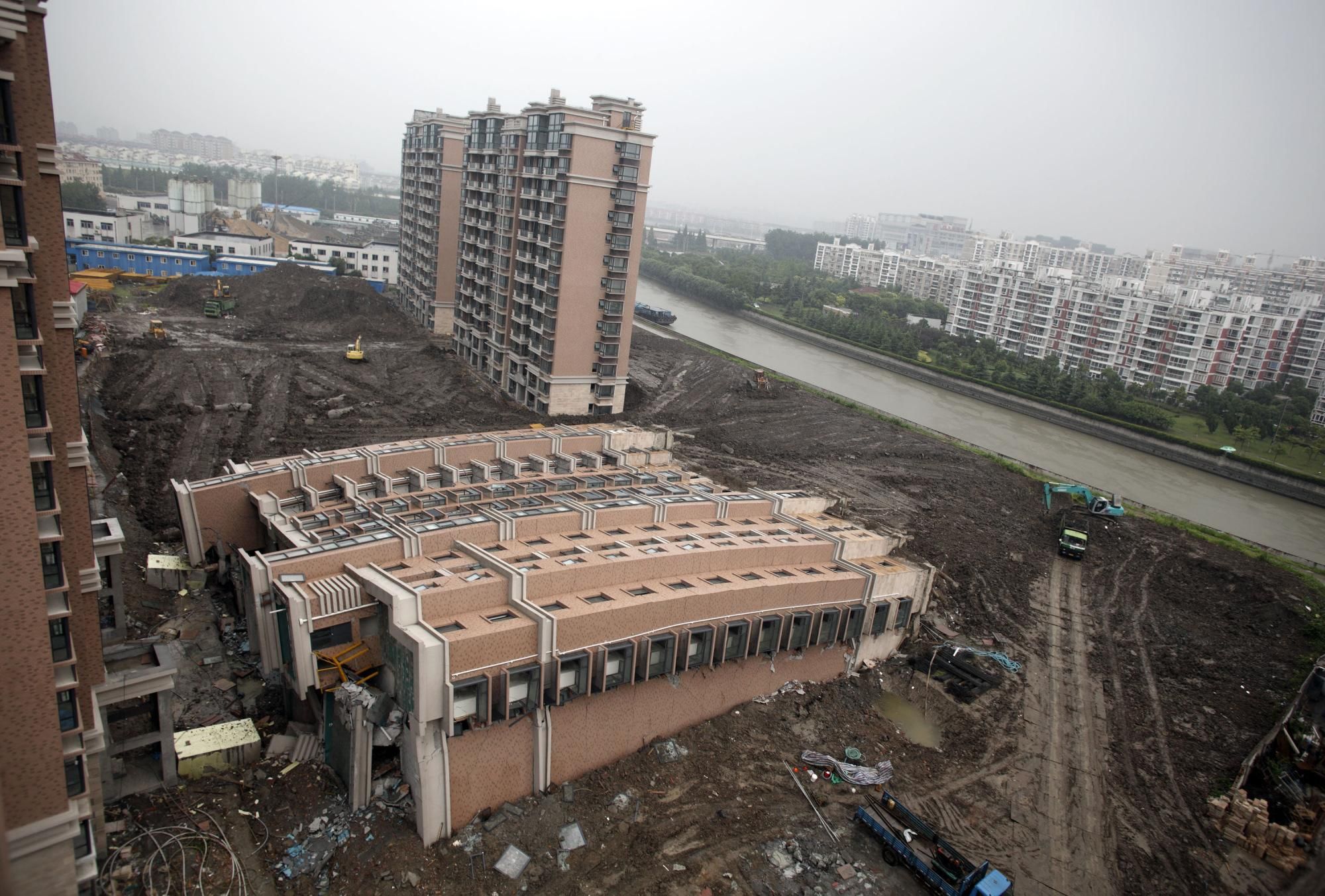 Живу на 15 этаже. Лотус Риверсайд Шанхай. Упавший комплекс Lotus Riverside, Шанхай. Шанхай 2009 упал дом. Комплекс Lotus Riverside, Шанхай, Китай, 27 июня 2009 года.