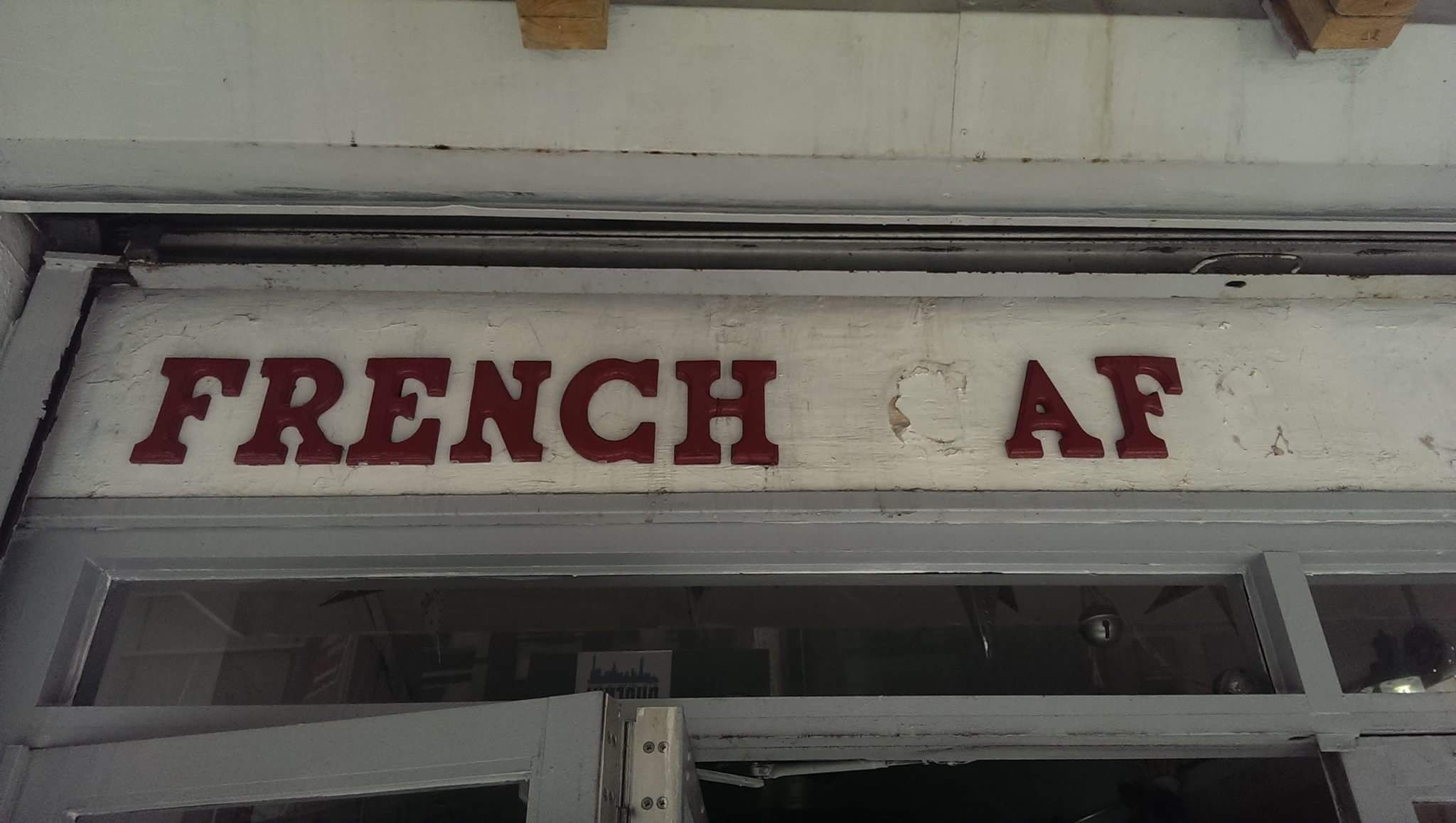 This cafe is sooooo French!