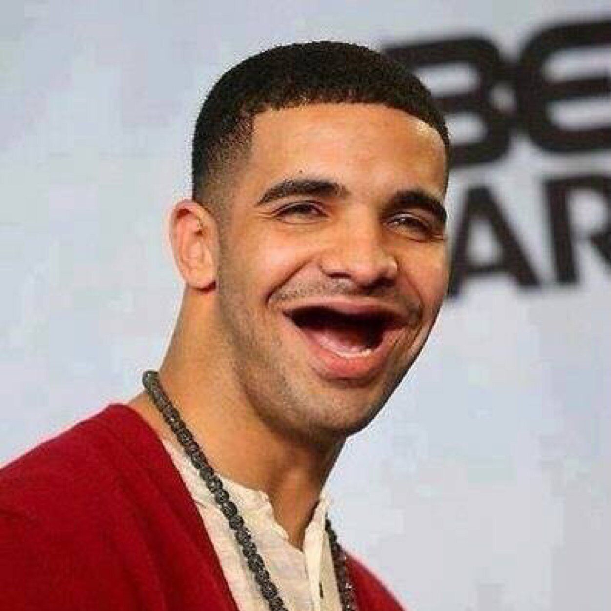 I can't stop laughing at Drake without teeth