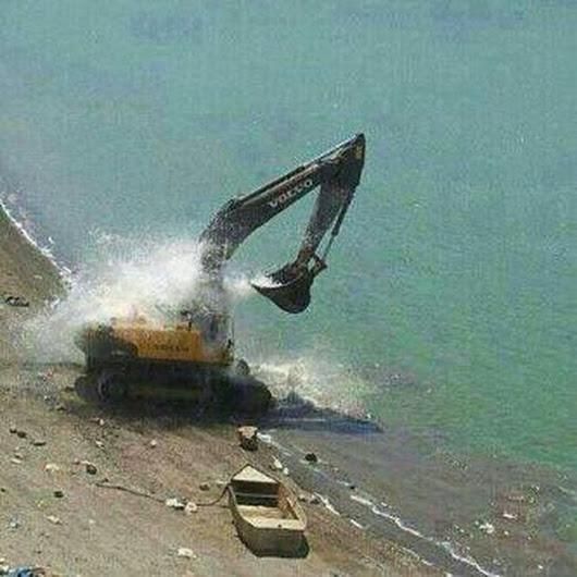 That's How A Excavator Takes Bath