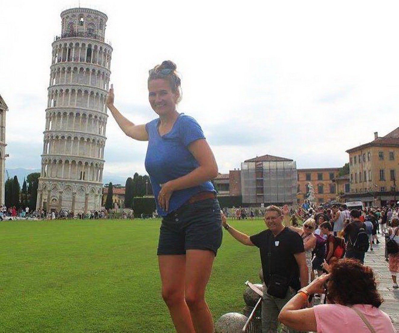 When to come to Pisa in Italy, don't forget to take a proper photo