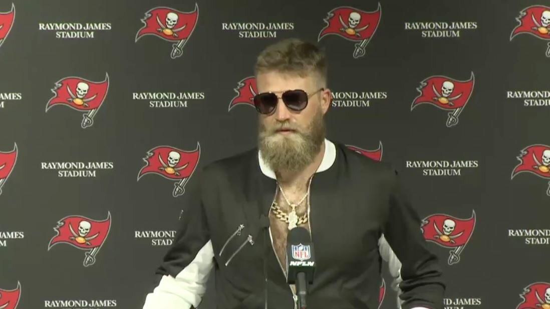 Ryan Fitzpatrick looks like Conner McGregor’s alcoholic older brother.