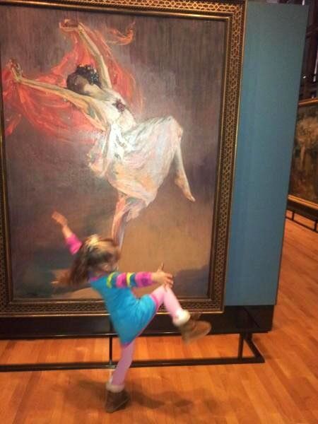 This is how to enjoy a visit to a museum.
