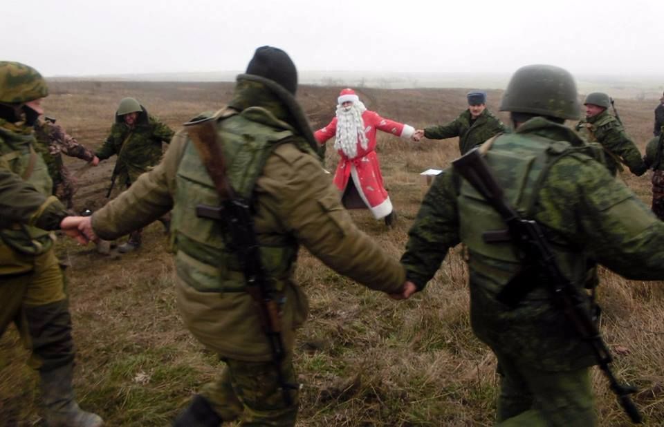 Santa celebrating with the troops during the Trêve de Noël 1914 (colorized)