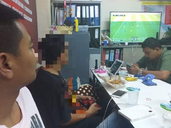Thai police officer playing FIFA against a drug dealer he caught with one condition: if he lost, he gotta snitch. The officer won 9-0.