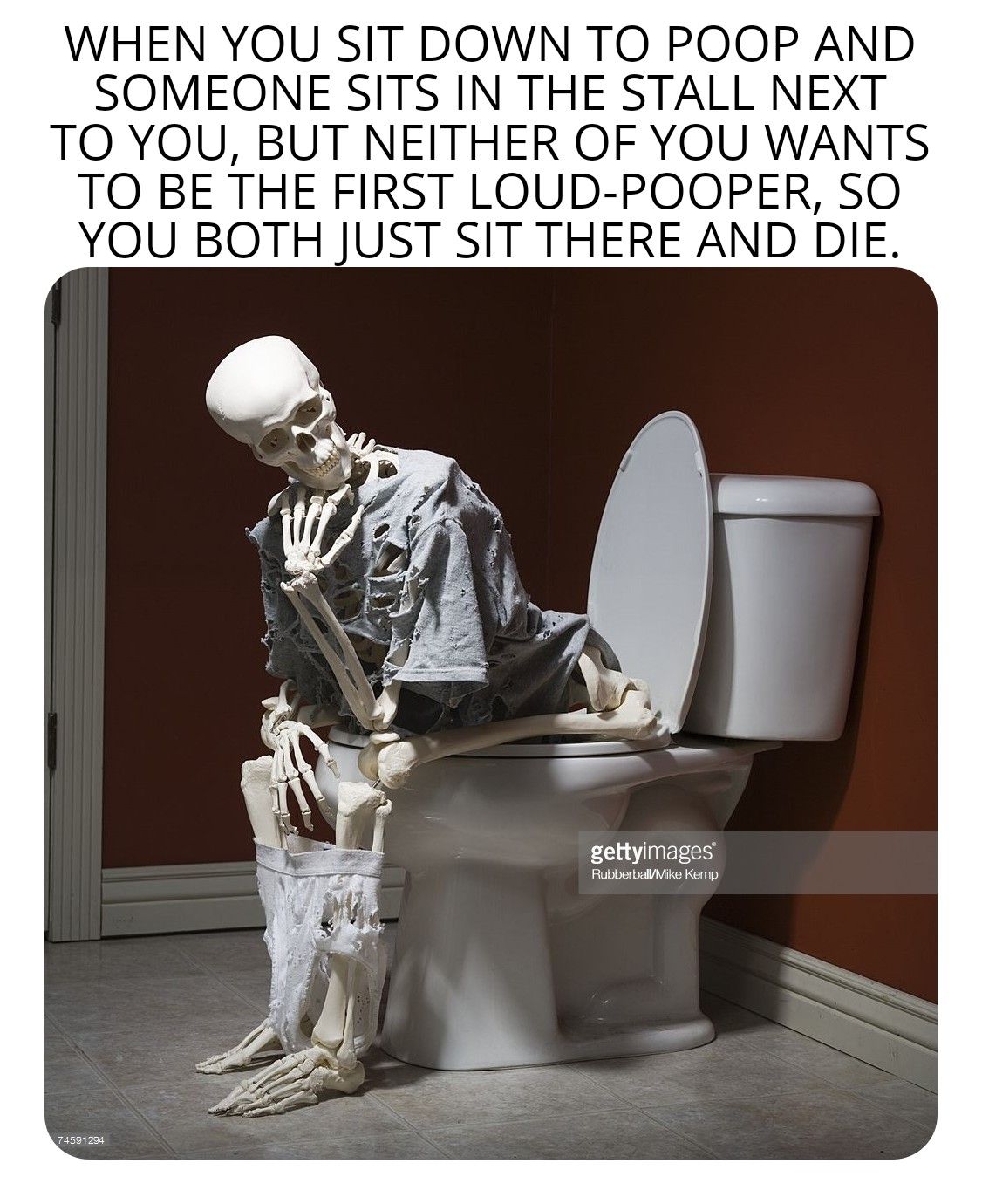 Скелет сидит на туалете