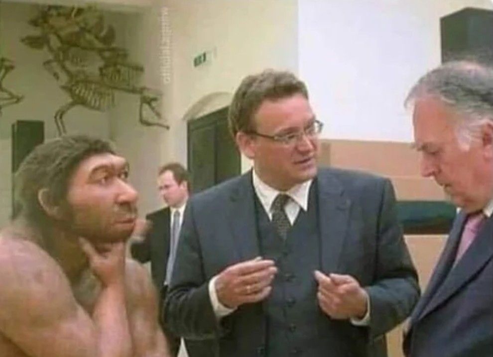 Hugelol users discussing memes with a 9*** normie (2019, colorized)