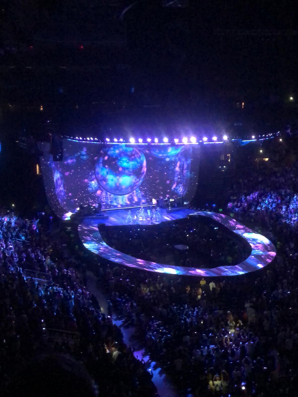Ariana Grande stage was a giant toilet