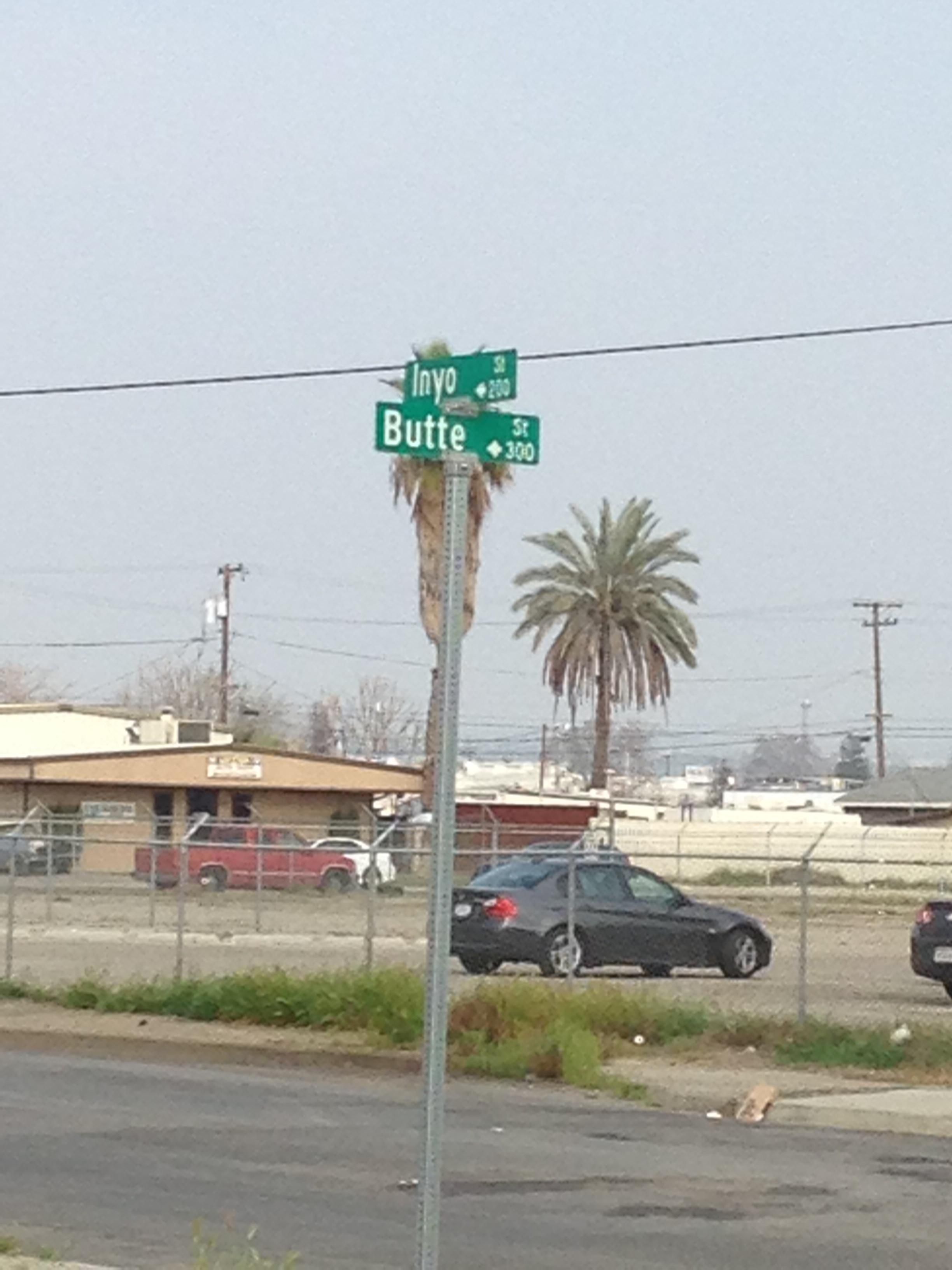 An intersection in Bakersfield, CA