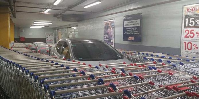 Guy parked wrong, shop clerks took revenge