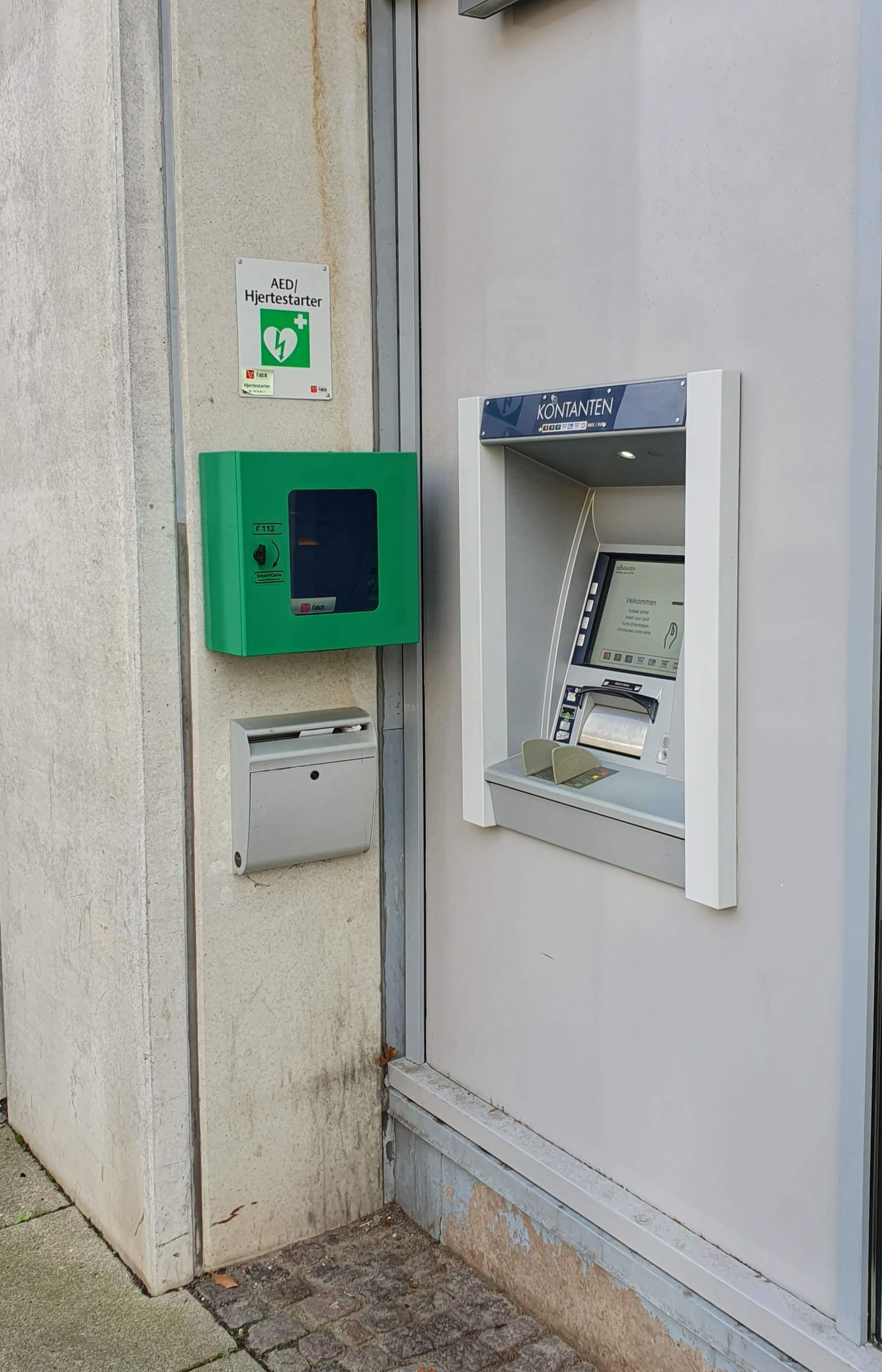This ATM in Denmark with a defibrillator hanging right next to it, just in case you get a heart attack when seeing your account balance.
