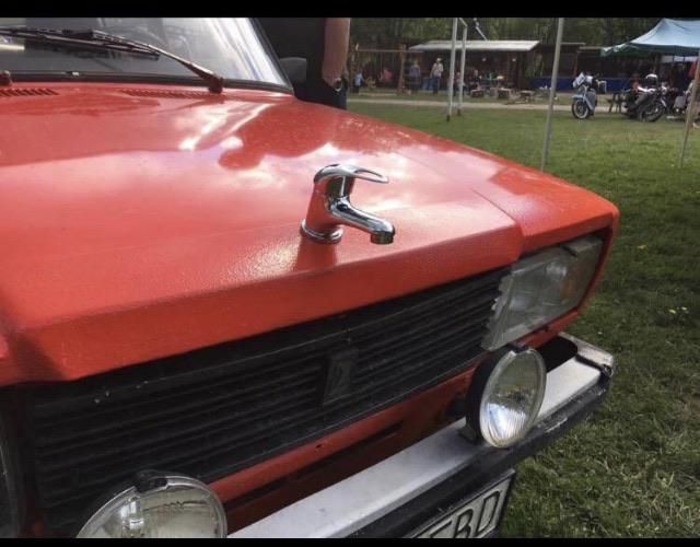 This hood ornament