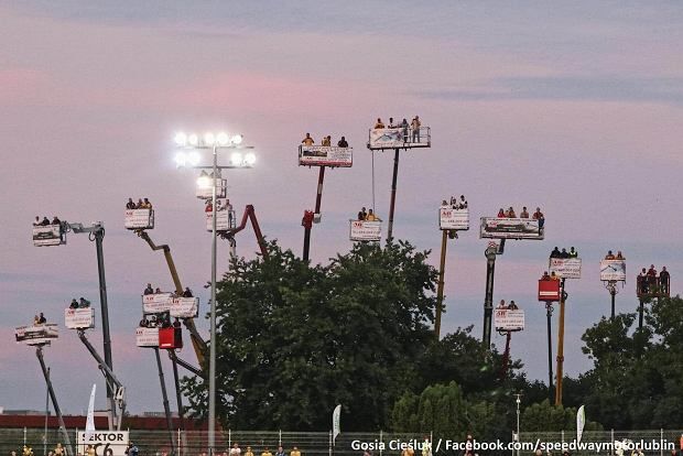 Polish speedway fans wanted to see the match badly, so they got themselves 18 cranes