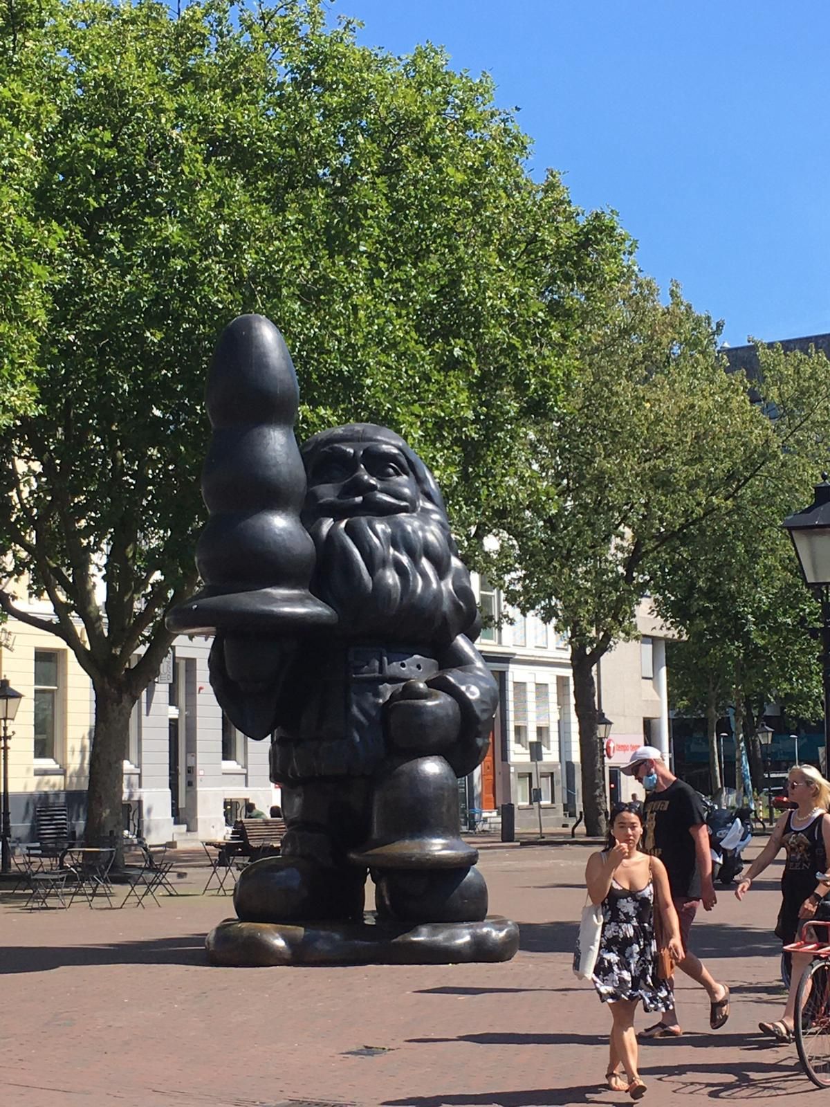 Saw this gnome in Rotterdam in the Netherlands. According to Wikipedia people also like to call it the “buttplug gnome”