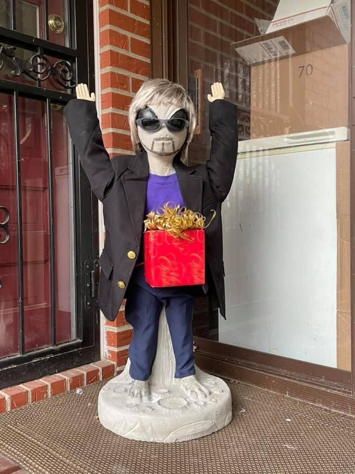 Every holiday my mom dresses her alien statue Paul in different outfits. She out did herself for Christmas