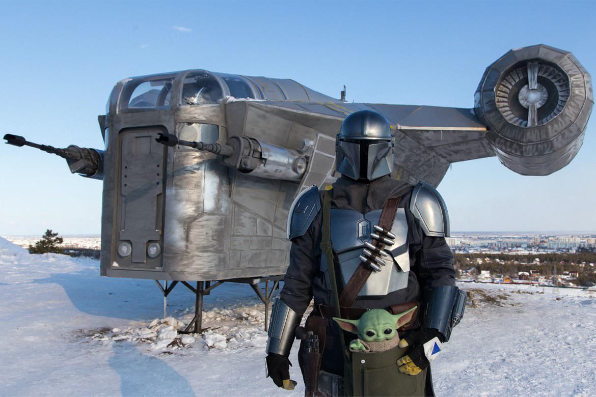 This life-sized razor crest Star Wars fans built is insane.