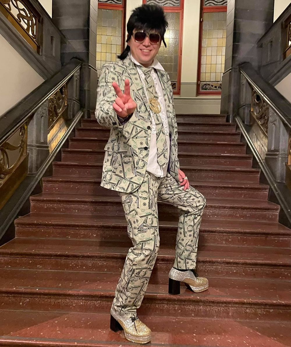 This is Norway's new Minister of Finance, Trygve Slagsvold Vedum. Dressed appropriately.